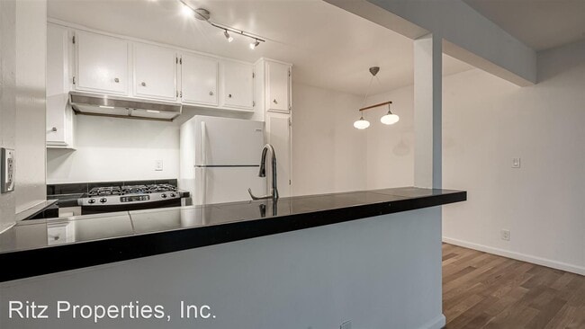 Building Photo - 2542 N Beachwood Dr