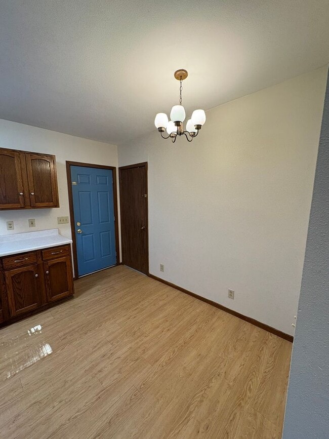 Building Photo - 2 Bedroom 1 Bathroom Duplex for Rent!