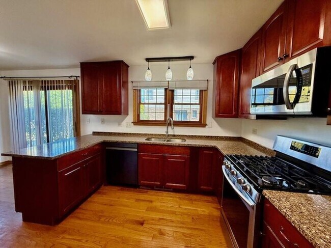 Foto del edificio - 4 bedroom in Naperville IL 60540