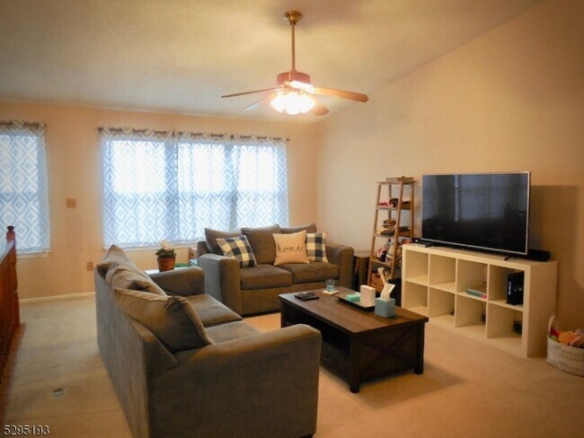 Foto del edificio - 74 Gregory Ln