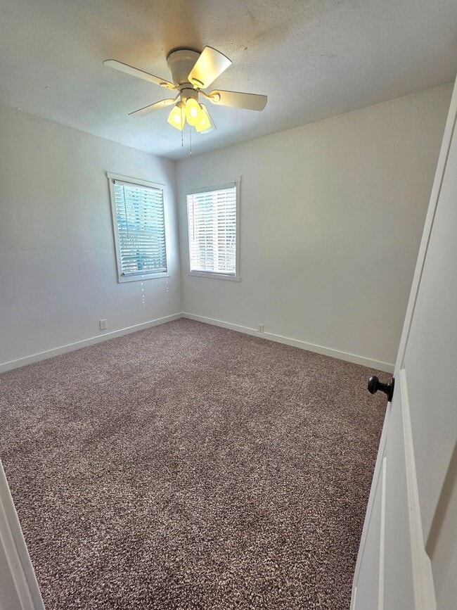 Building Photo - SINGLE LEVEL UPDATED 2 BED 1 BATH HOUSE