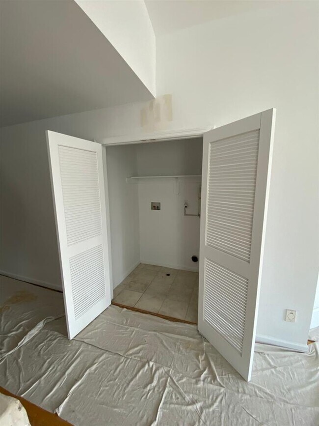 Building Photo - 148 Columbia Ave