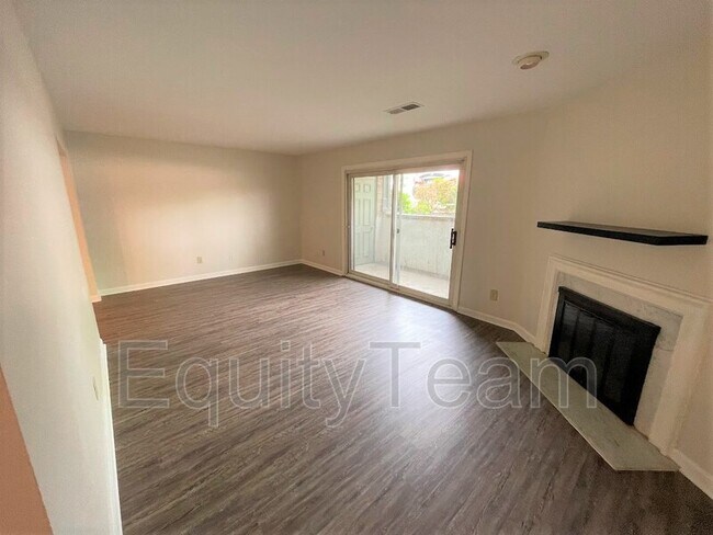 Foto del edificio - 9740 Bunker Hill Ln