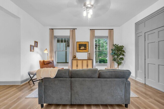 Foto del edificio - Charming 1920s Gem in the Heart of St. Elm...