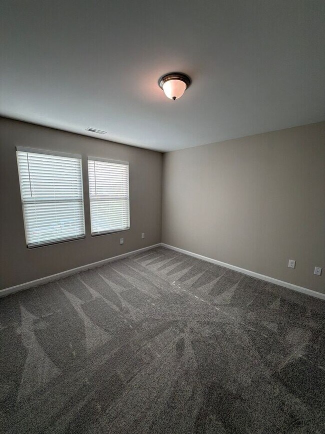 Building Photo - 3 Bedroom 2.5 Bath Town Home