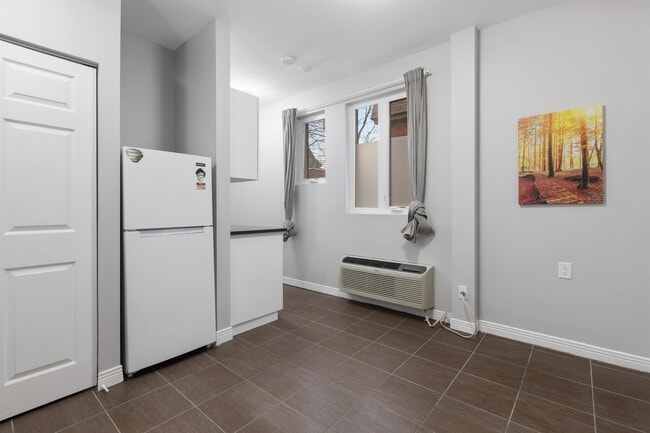 Building Photo - 486 Albert St