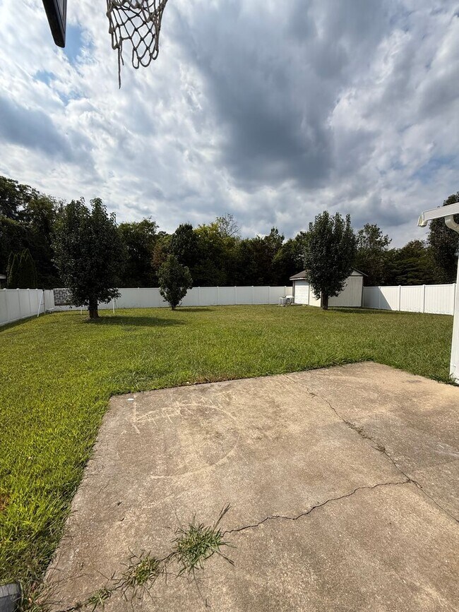 Building Photo - Get it before it's gone! 4 br, w/fenced in...