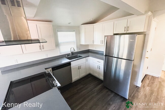 Building Photo - 412 Tamarack Ln