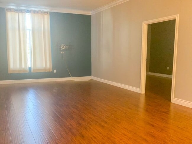Building Photo - 3 Bedroom Townhome in Downtown Anaheim - $...