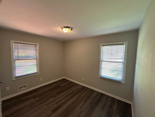 Foto del edificio - 1525 Matt Leonard Dr SW