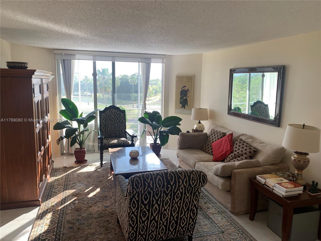 Primary Photo - 3465 Via Poinciana