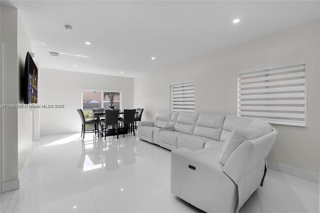 Foto del edificio - 1073 NE 41st Terrace