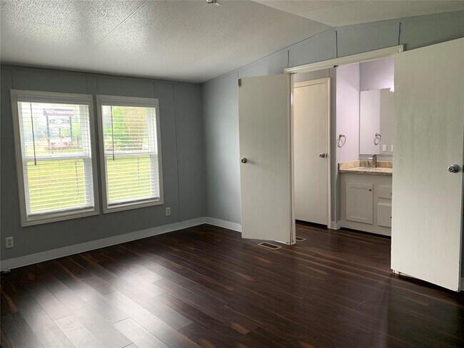 Building Photo - 15 Davey Ln