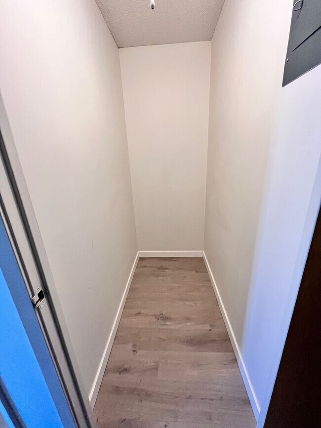 Photo du bâtiment - Apartment in 1 Bedroom Apartment in Oliver – Steps to Downtown
