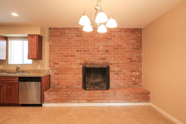 Building Photo - 2307 E Hillery Dr