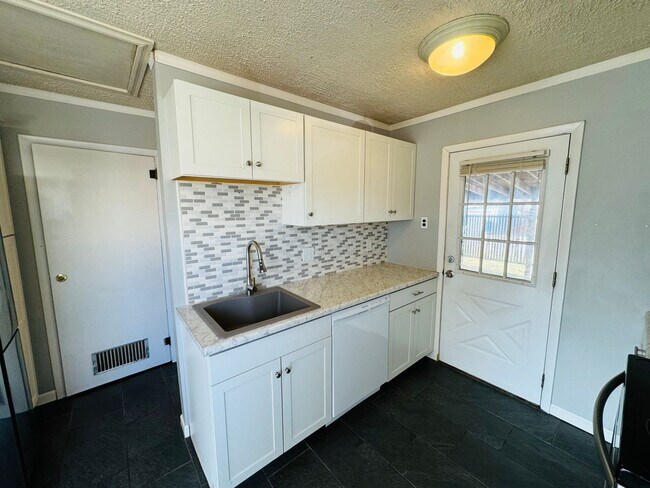Building Photo - Charming single-family on the beginning of...