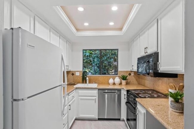 Building Photo - 999 Evelyn Terrace W