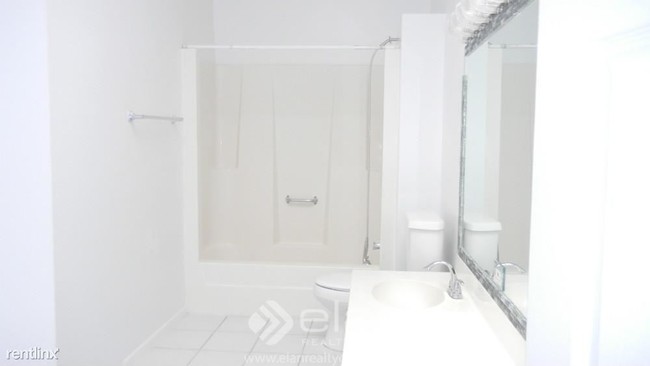 Building Photo - 2 br, 1 bath  - 655 Central Apt E Unit E