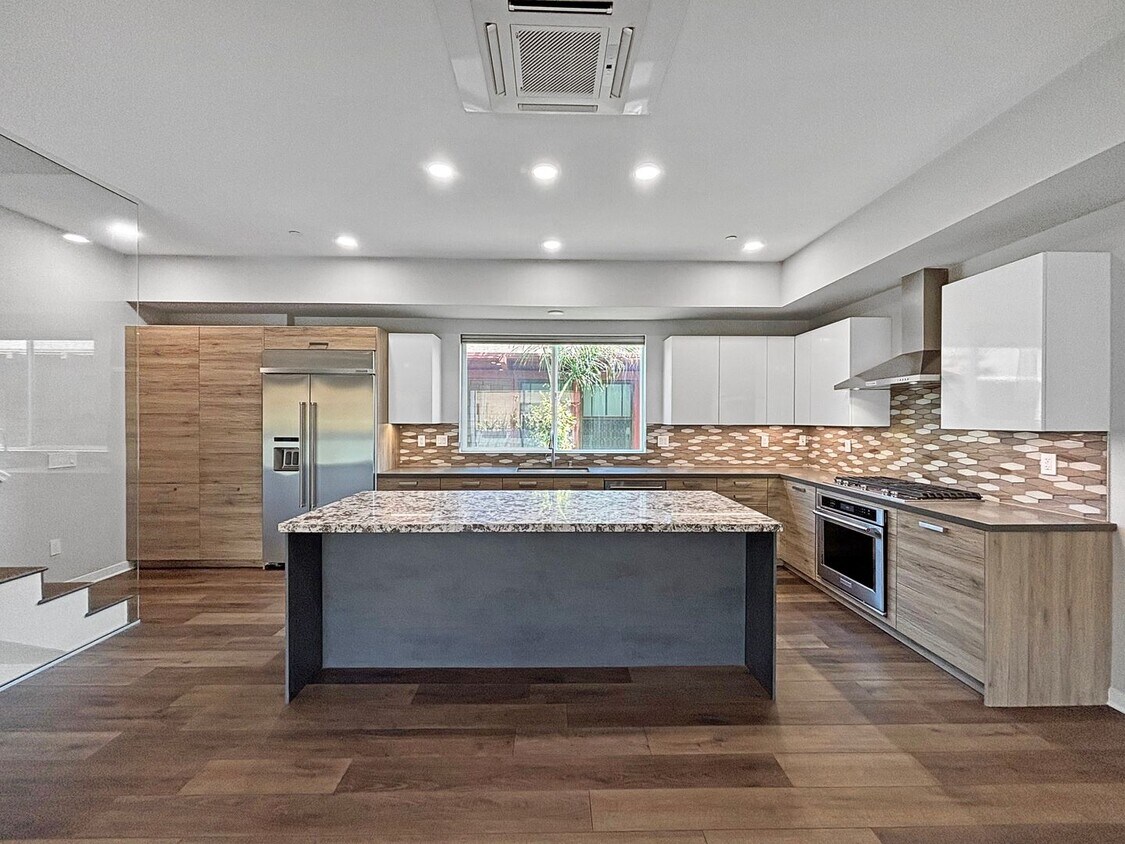 Foto principal - Beautiful & Spacious 3BD/4BA Home in Banke...