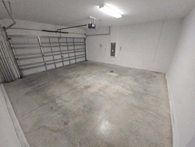 Building Photo - Gorgeous 5-Bedroom, 2.5-Bathroom Home in Riverview