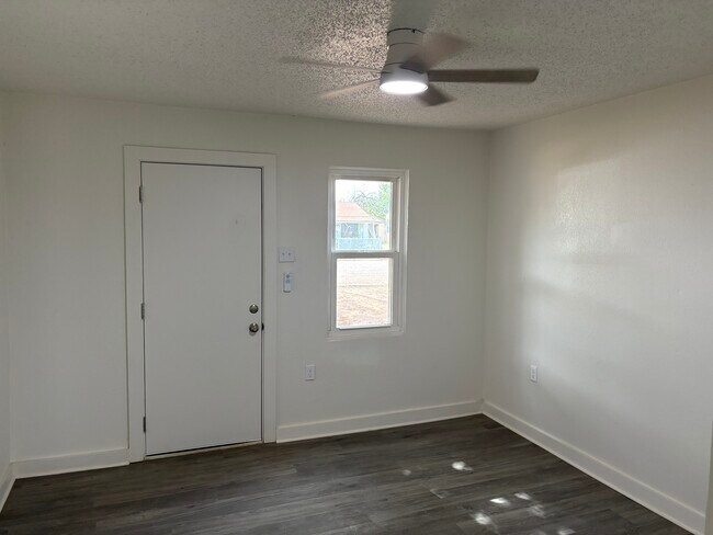 Building Photo - 608 N Bell St