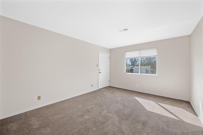 Building Photo - 22 E Rock Creek Manor