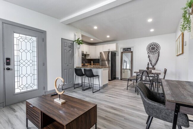 Building Photo - 5343 Hermosa St