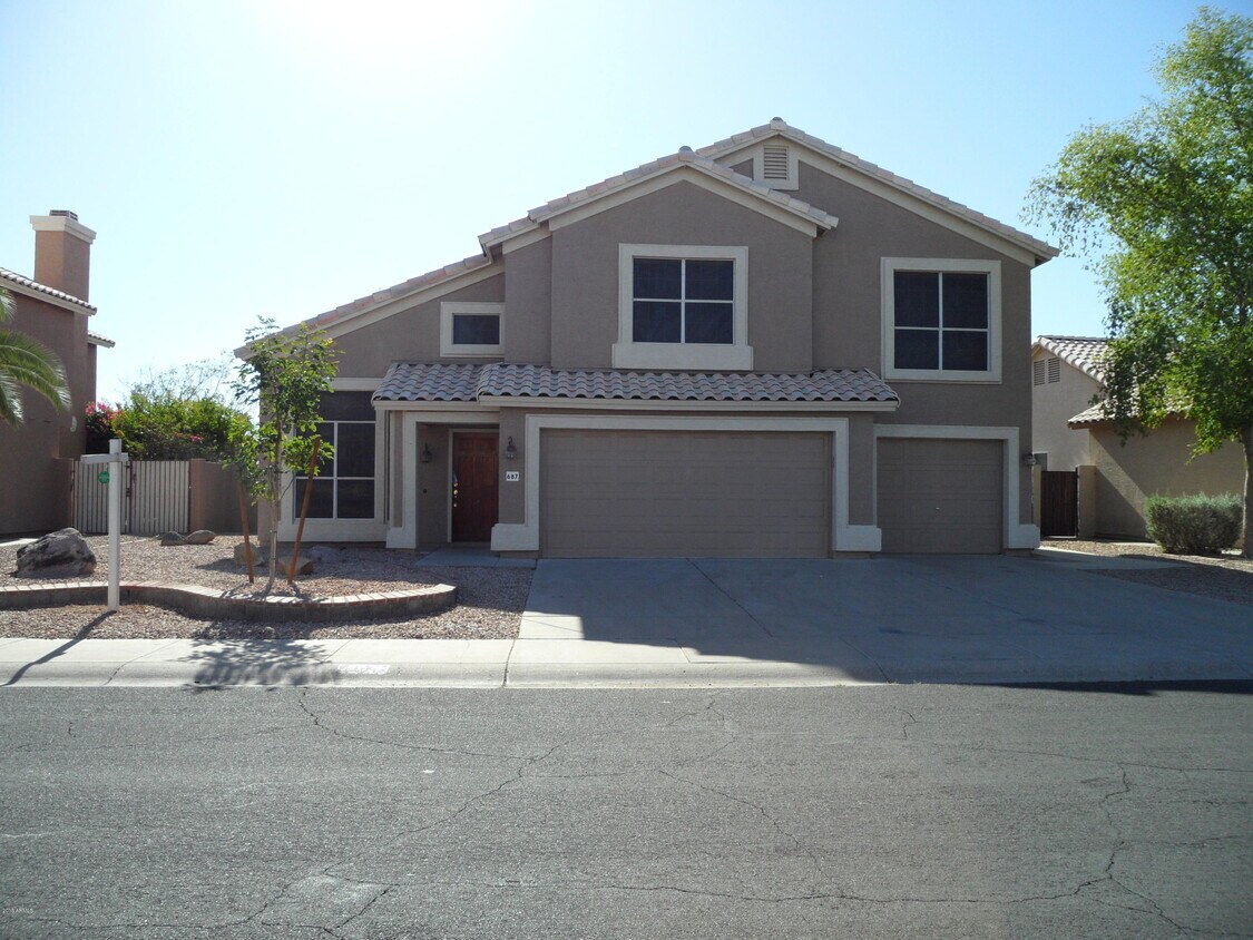 Foto principal - 687 S Sahuaro Dr