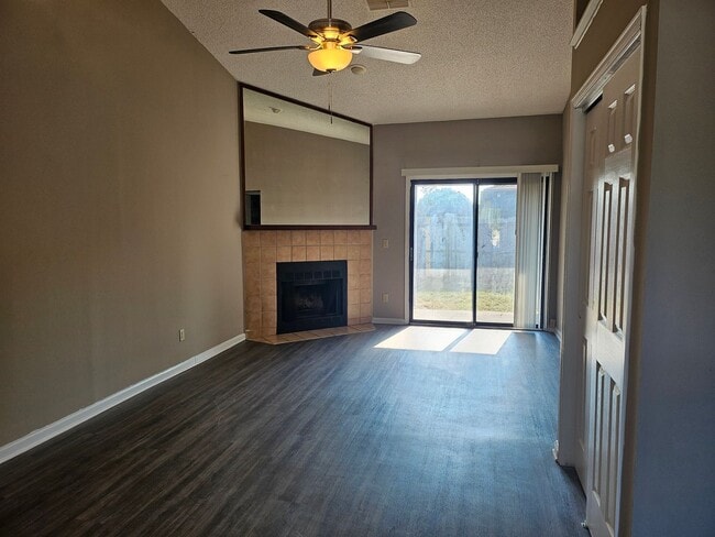 Building Photo - $1195 - 2/2 - Jefferson Square - Move in Special