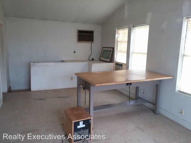 Building Photo - 3801 Lonas Dr