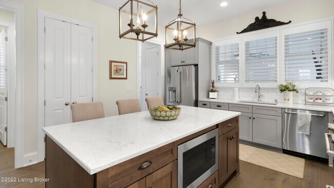 Foto del edificio - Enviable 4 bedroom and 3.5 bath home with 3 car garage available in North Commons