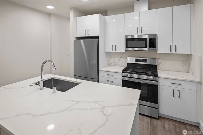 Building Photo - 1709 Harbor Ave SW