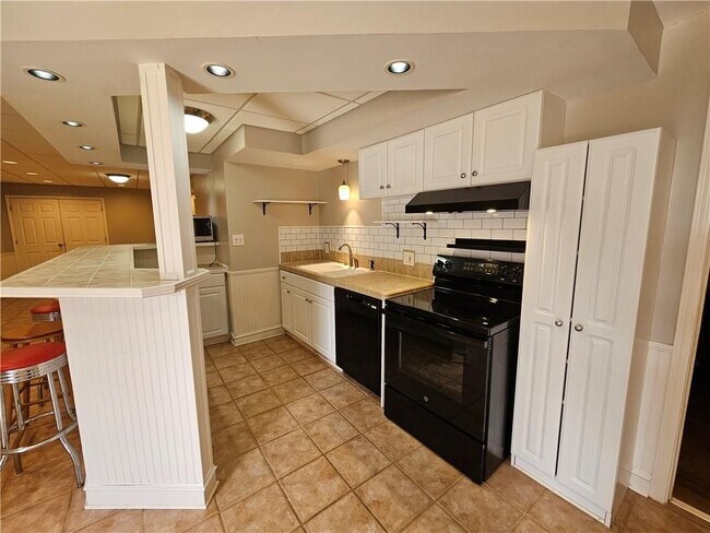 Foto del edificio - 2100 Bennington Ct