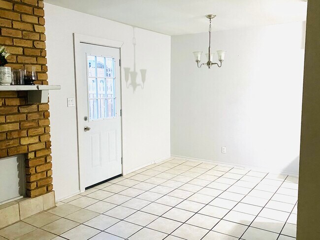 Foto del edificio - 215 Glenbrook Dr