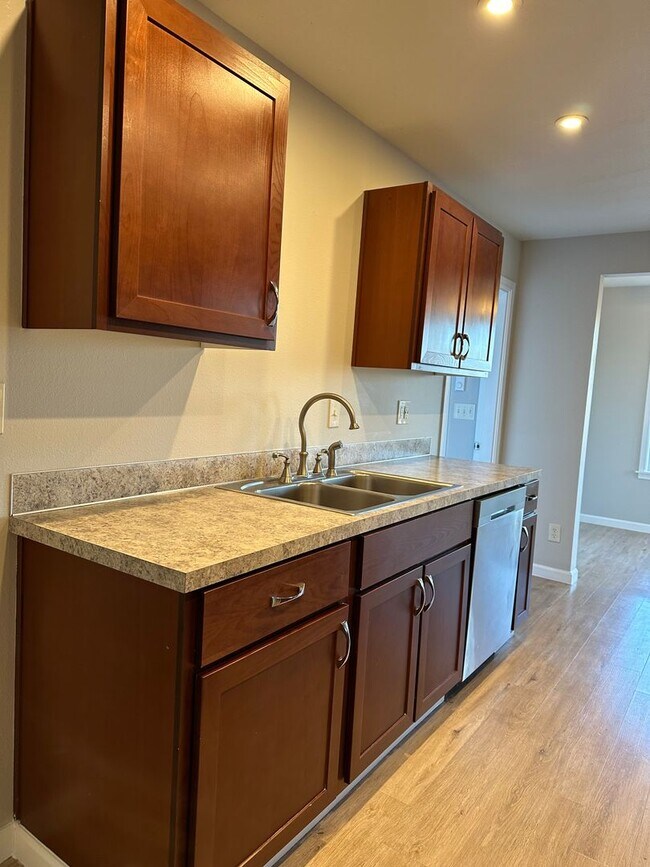 Building Photo - Updated House on 1/2 an Acre Near Spongs Landing Park! Pet Friendly!