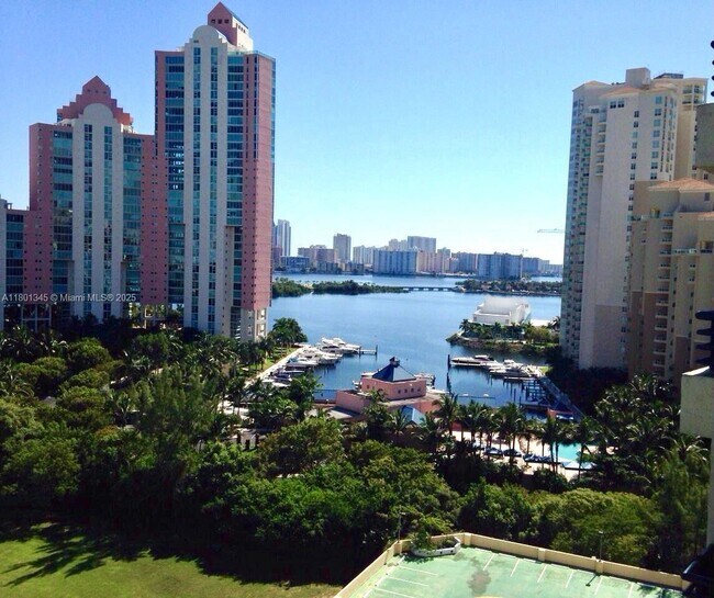 Foto del edificio - 3300 NE 191st St