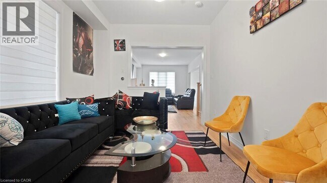 Photo du bâtiment - 102 Strickland Ave