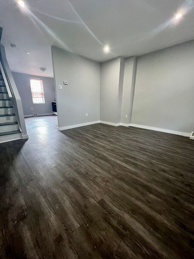 Foto del edificio - Renovated 4-Bedroom Townhome in Germantown...