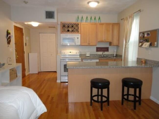 Building Photo - Available 5/1 Studio right on Commonwealth...