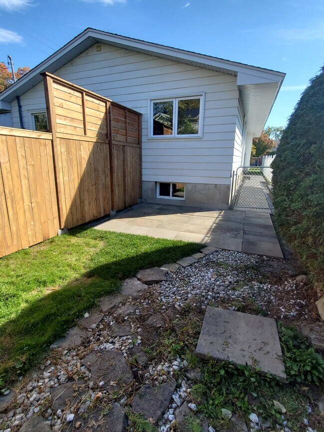 Building Photo - 2632 Hickson Cres