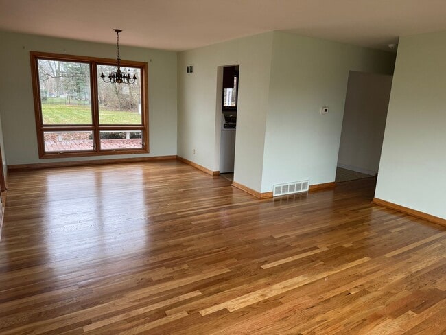 Building Photo - 3 Bedroom Ranch Home in Upper Arlington School District