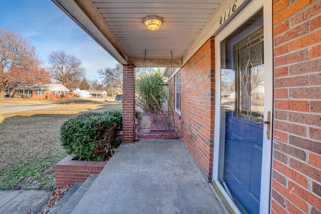 Building Photo - 4 Bed | 2 Bath in Midtown!