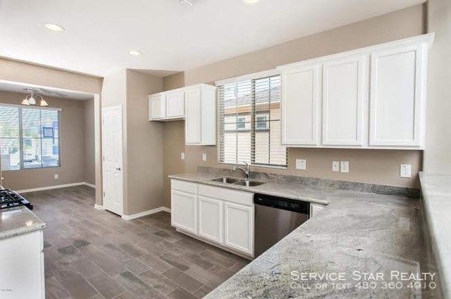 Building Photo - Beautiful Newer 4 Bed 2.5 Bath