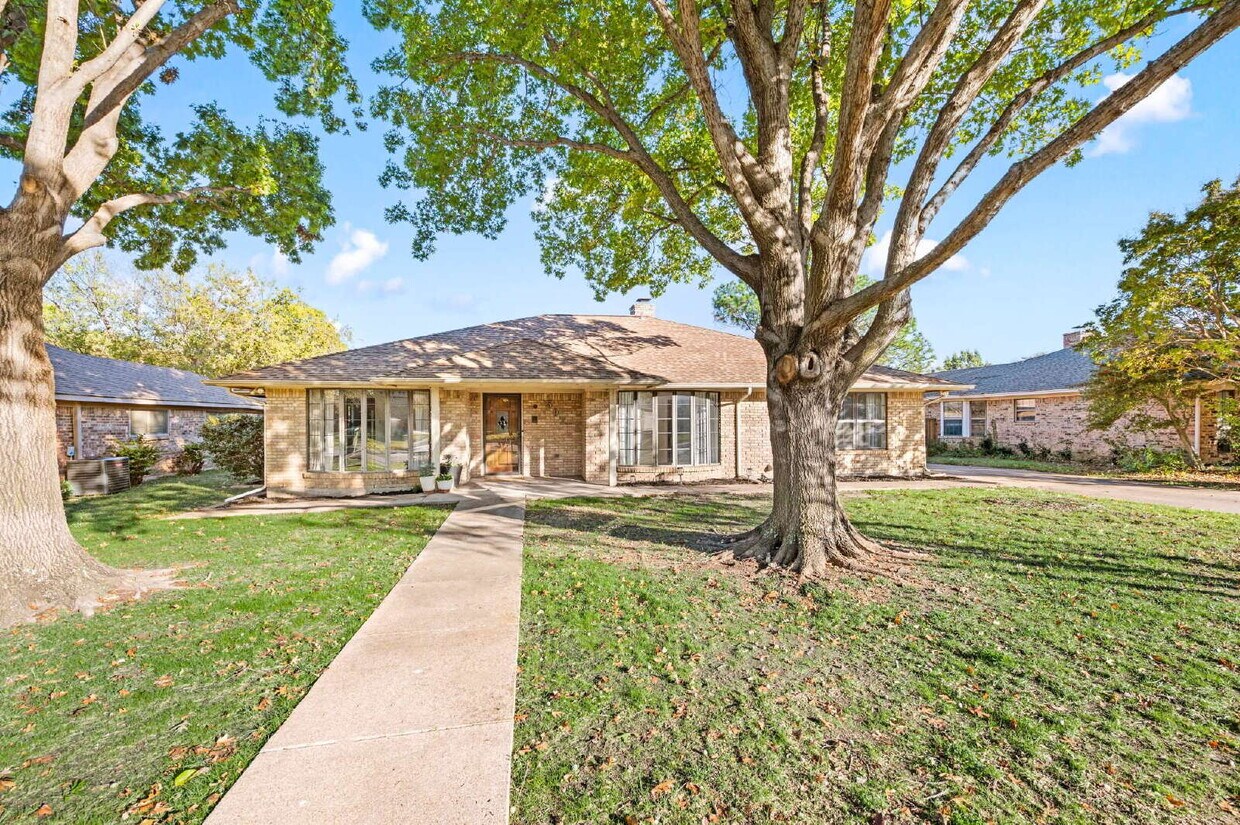 "Charming 3-Bed Oasis with Fireplace in the Heart of Grapevine – 2,238 Sq Ft of Comfort!" - "Charming 3-Bed Oasis with Fireplace in Gr...