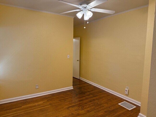 Foto del edificio - Charming 1-Bedroom Apartment in the Heart ...