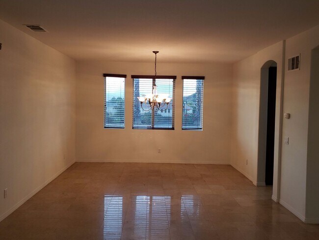 Foto del edificio - Upgraded 5 Bedroom Home with Spectacular V...