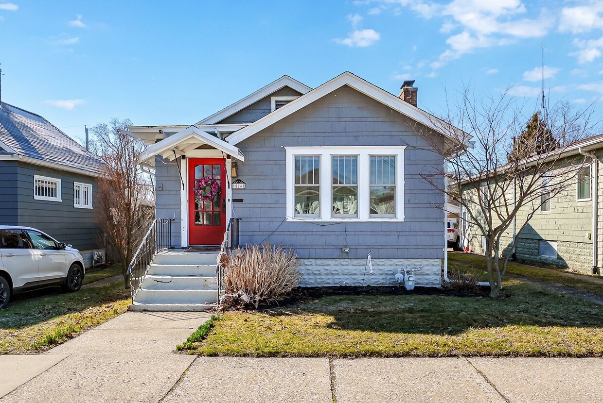 Primary Photo - Charming 2-Bedroom Home for Rent in the He...