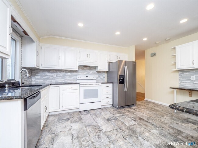 Foto del edificio - 267 Thayer Pond Rd