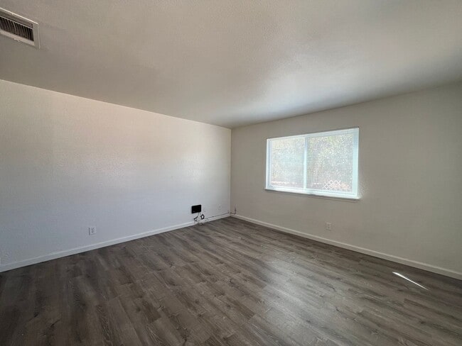 Building Photo - Beautiful 4 Bedroom 2 Bathroom Home