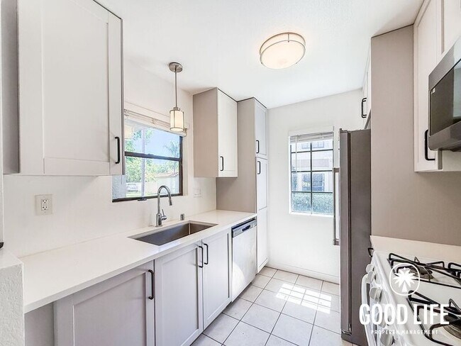 Foto del edificio - 10303 Azuaga St